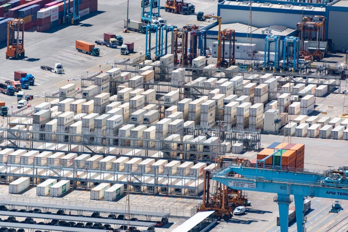 Kho container logistics — ảnh minh họa